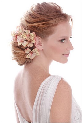 penteado de noiva com coque e flores - Noivinha em Folha